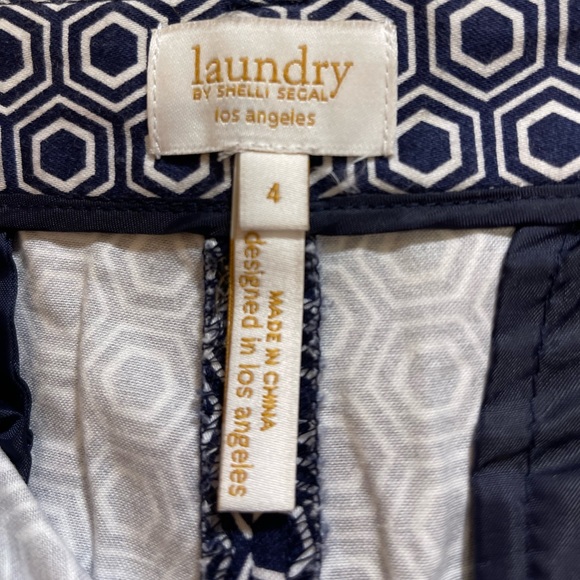 NWOT LAUNDRY | BLUE/WHITE HEXAGON PRINT BERMUDA SHORTS WITH 4 POCKETS | SIZE 4 - Picture 3 of 13